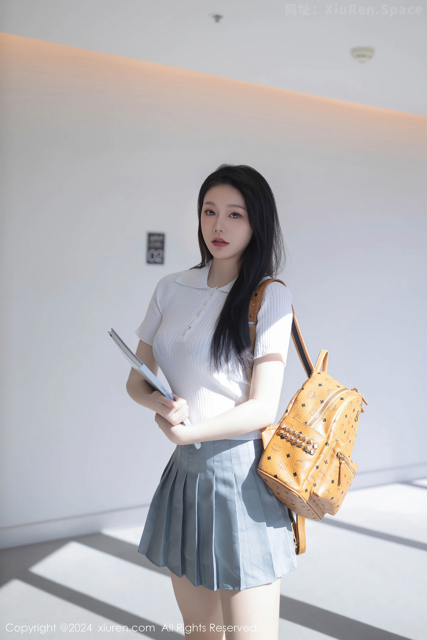 图片[5]-[XiuRen秀人网]VOL.8649 模特安然anran性感白色上衣配灰色短裙露蕾丝内衣撩人诱惑写真80P-秀人网官方网站